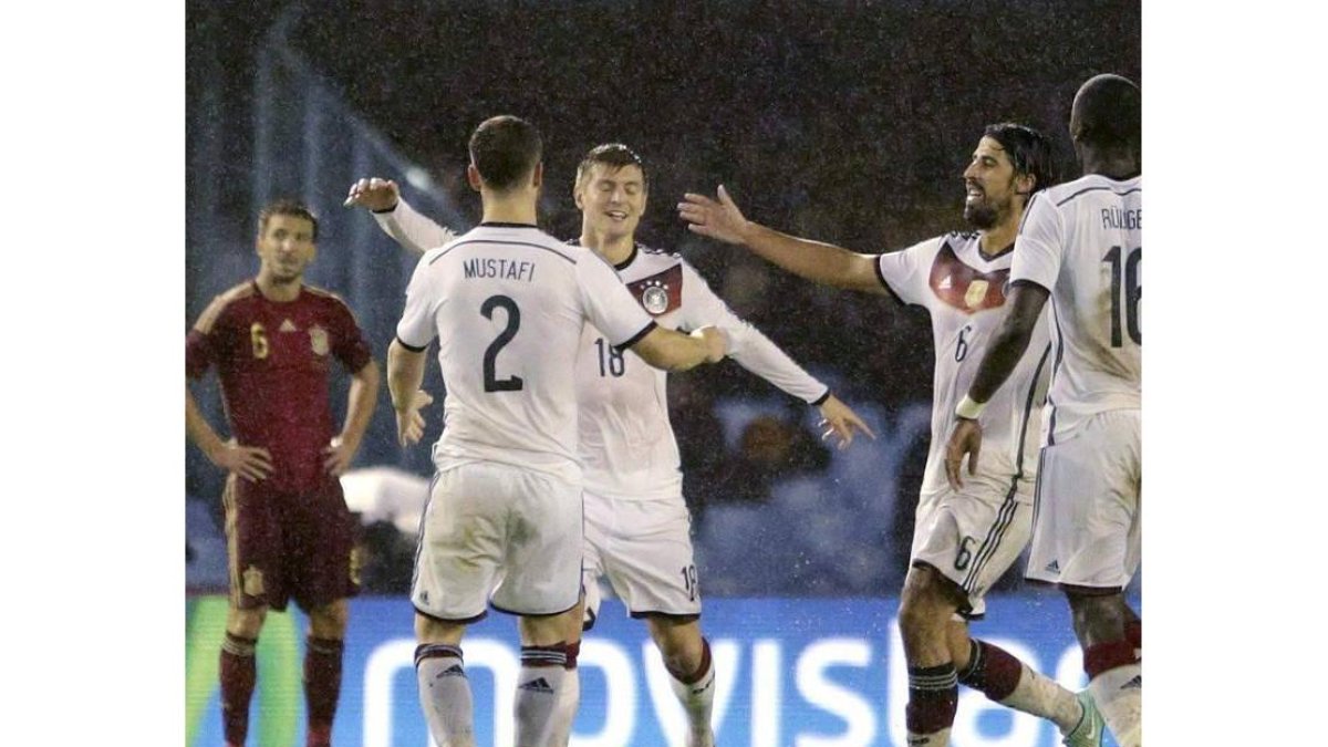 Kroos celebra el gol marcado en el último minuto con sus compañeros de la selección alemana.