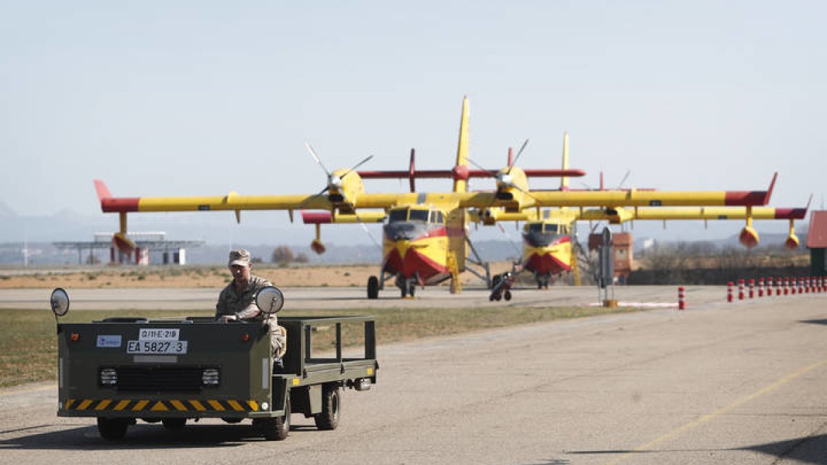 Imagen de unos ejercicios militares en el aeródromo de La Virgen del Camino. JESÚS F. SALVADORES