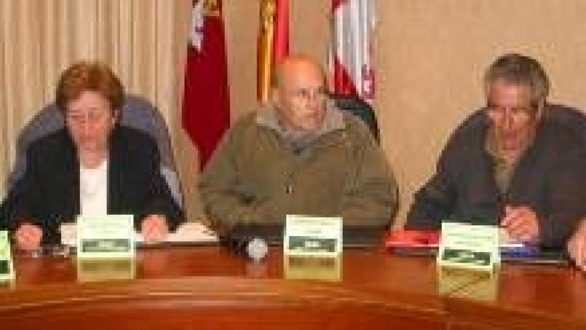 Los tres concejales en la corporación de Boñar