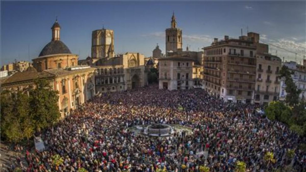 Concentración en apoyo a las víctimas del accidente del metro de València, en la plaza de la Virgen, en el 2013.