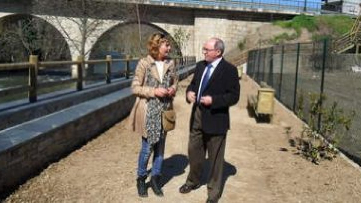 La alcaldesa de Puente y el presidente de la Miño-Sil recorrieron la zona rehabilitada.
