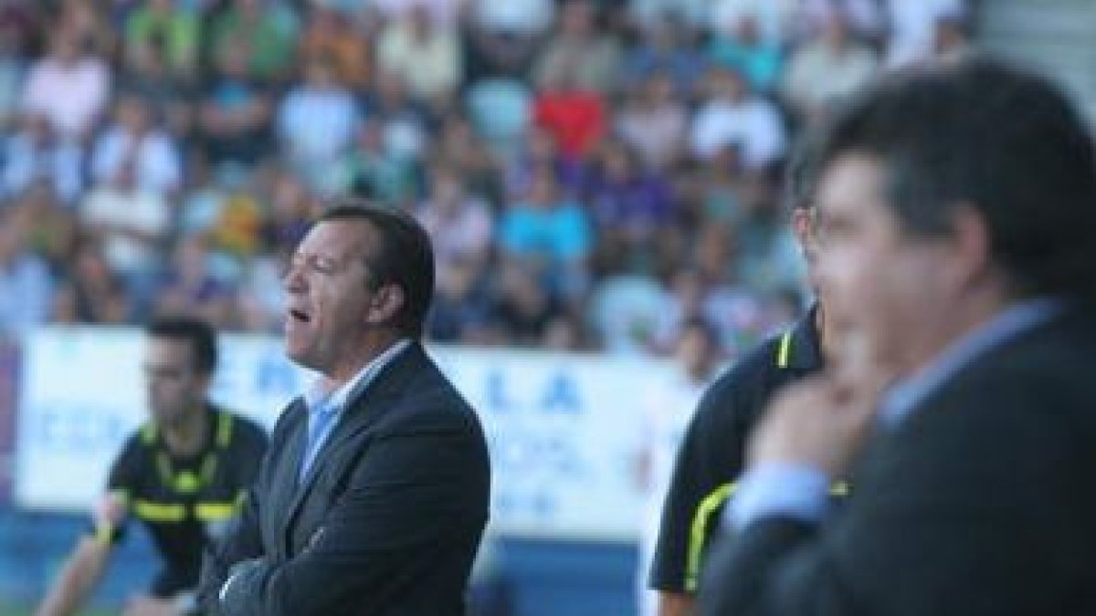 Los dos entrenadores siguieron el choque con intensidad.