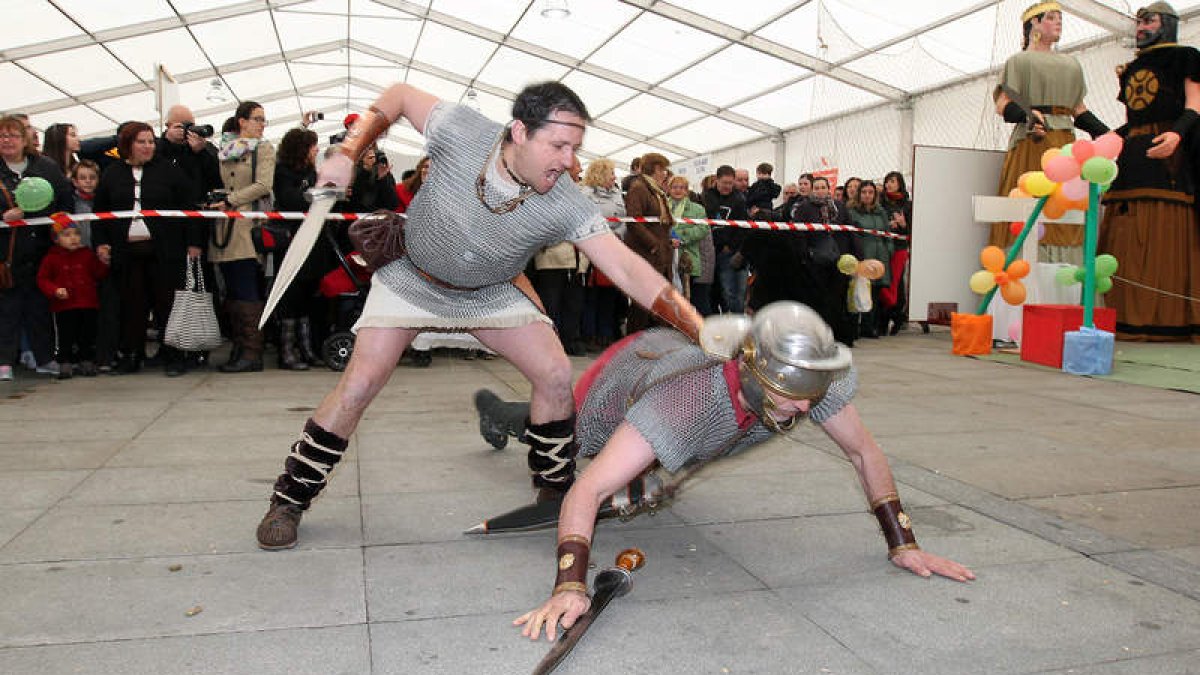 Un astur y un romano pelean en el interior de la carpa de la plaza Mayor.