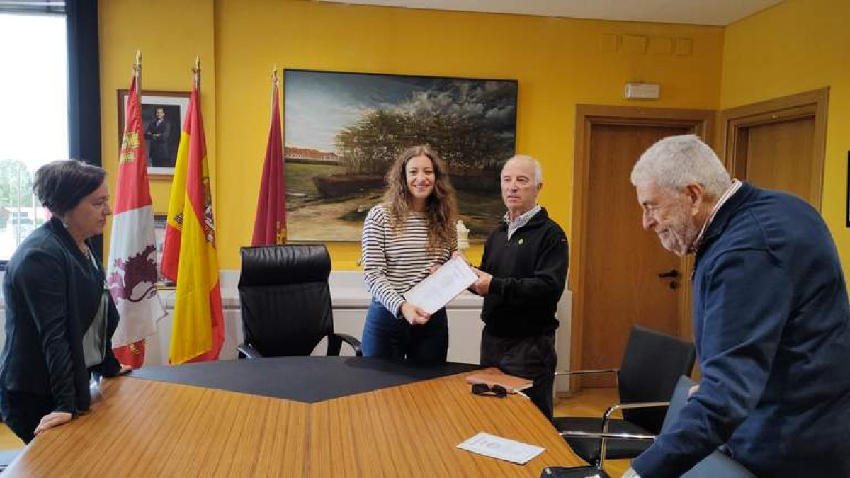 La delegada de la Junta, ayer con los vecinos de El Acebo. DL