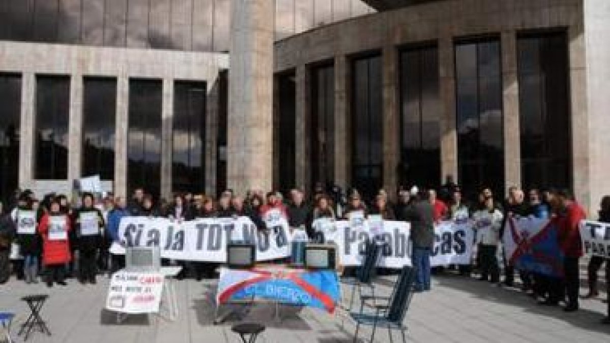 Los manifestantes pusieron teles apagadas ante la Junta.