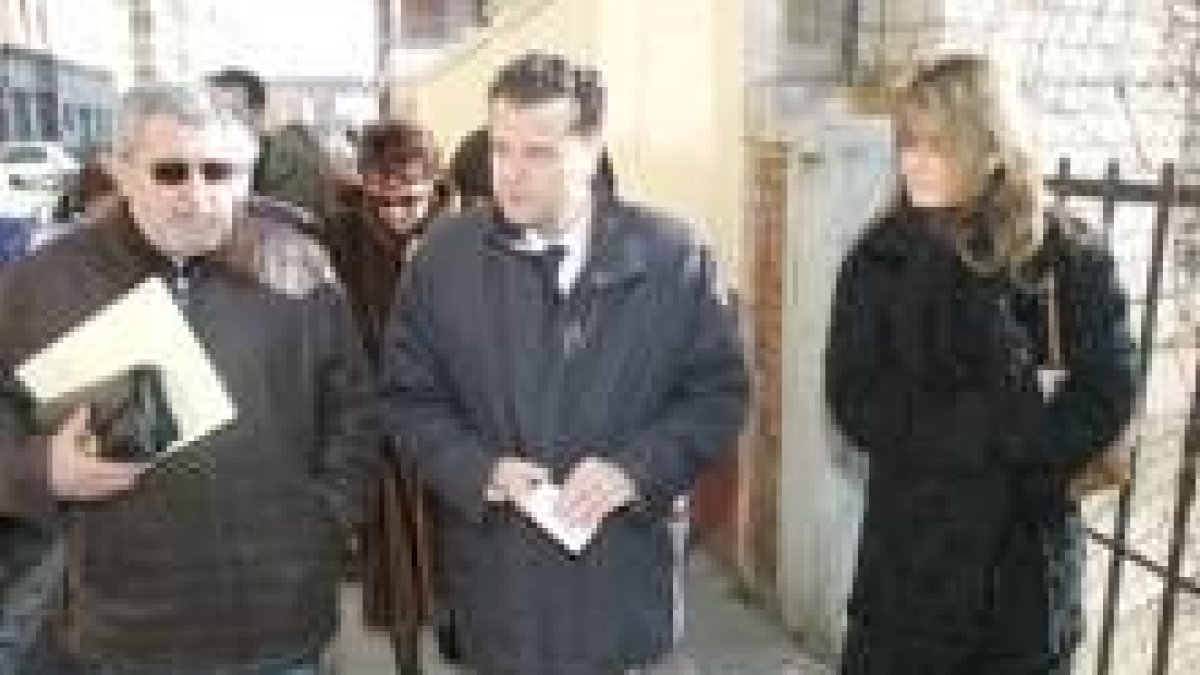 El portavoz de los vecinos, Mario Amilivia y María José Alonso, concejala de Urbanismo