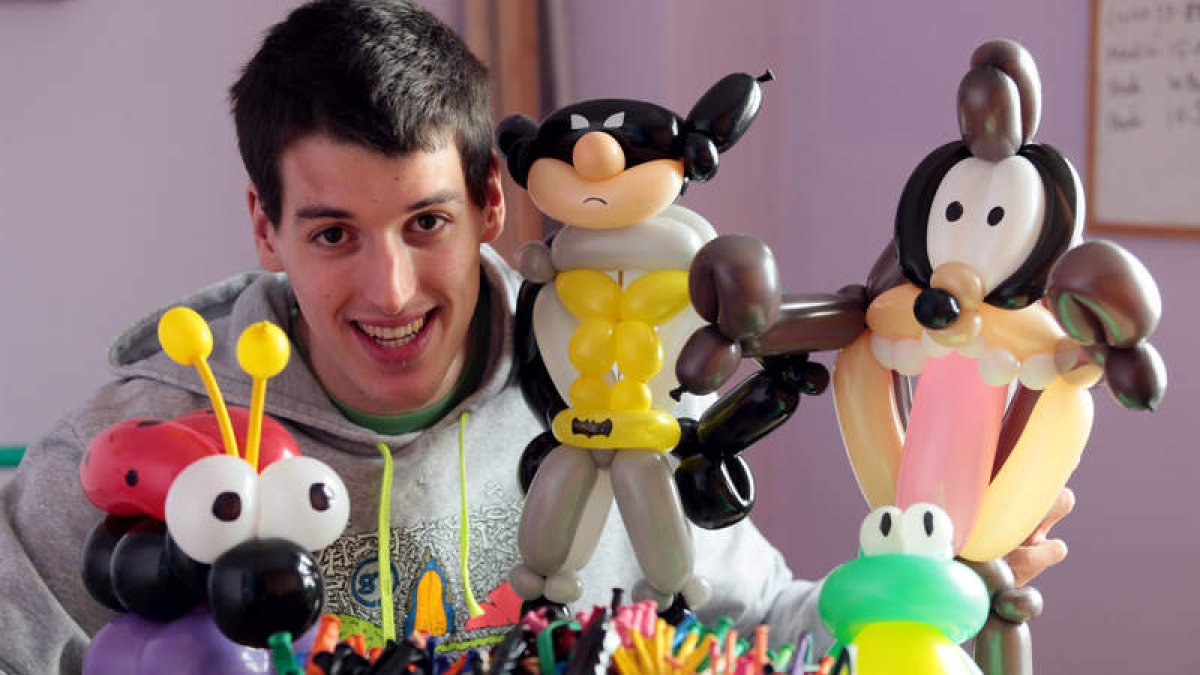 Eduardo Lazo con una de sus creaciones hecha con globos. Utiliza hasta 70 colores y con acabado metálico, efecto neón o tonos pastel. Todo para crear un sueño que al final se deshincha. Pero tarda. Hasta un mes si son estructuras hechas con globos y varia