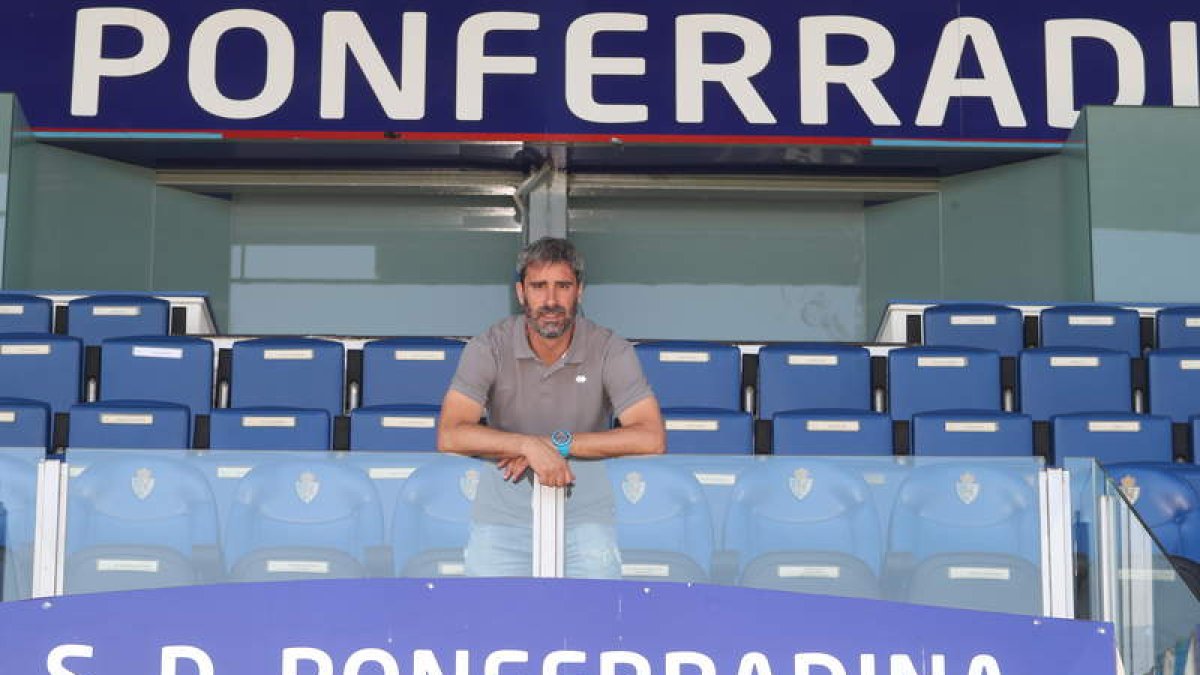 Bolo, en el palco de El Toralín nada más firmar con la Deportiva en la primavera del 2018. ANA F. BARREDO