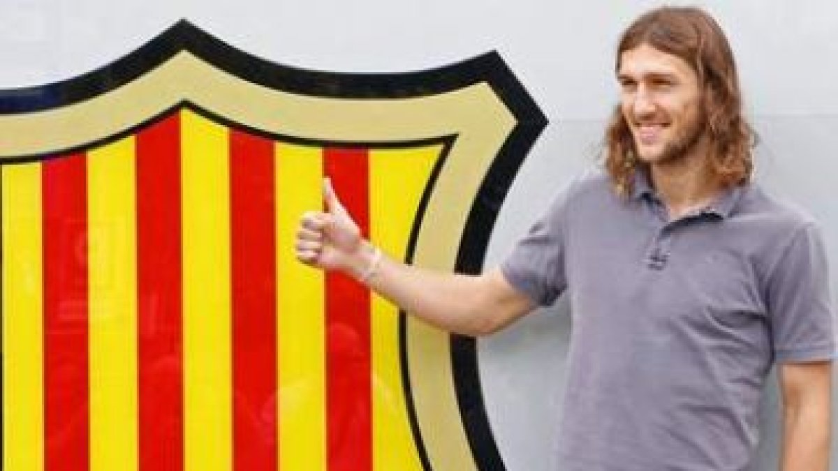 Dmytro Chygrynskiy posa junto al escudo del Barça, su nuevo equipo.