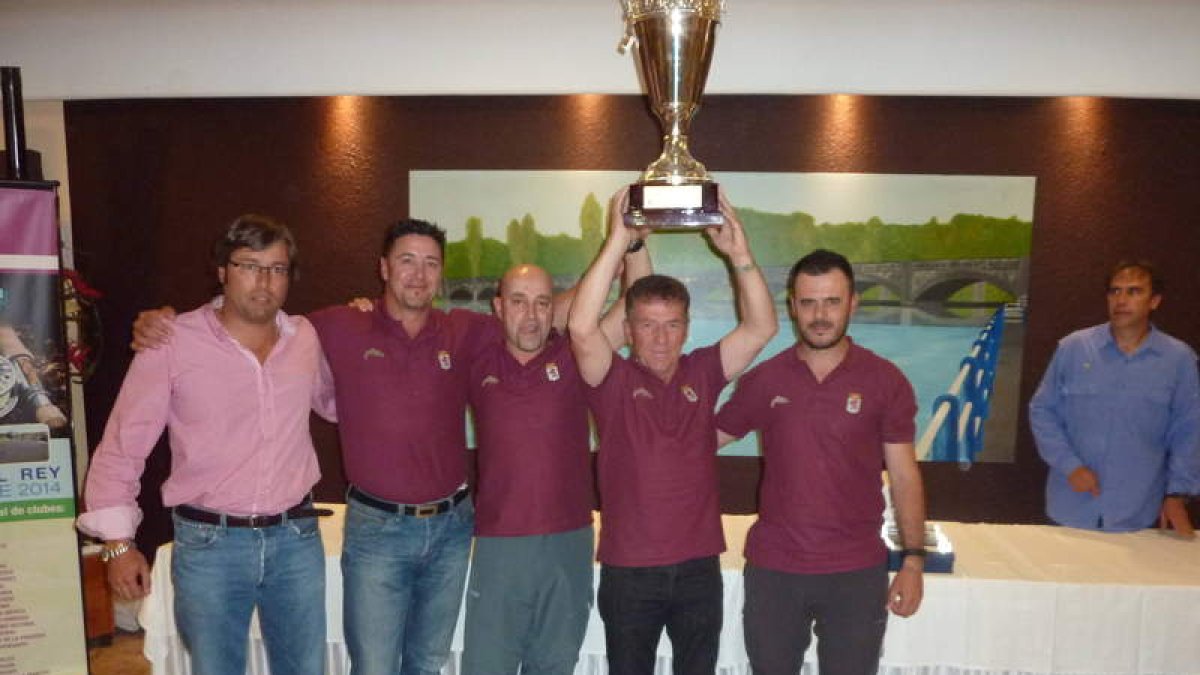 José Miguel Matilla levanta el trofeo Diputación Provincial de León