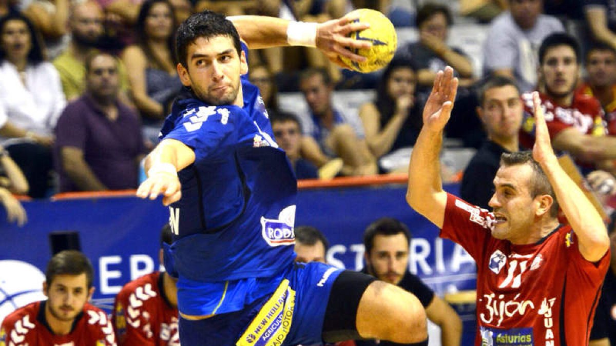 Pedrag Vejin, que terminó el partido ante el Juanfersa con cuatro goles, lanza a la portería durante el encuentro de la tercera jornada