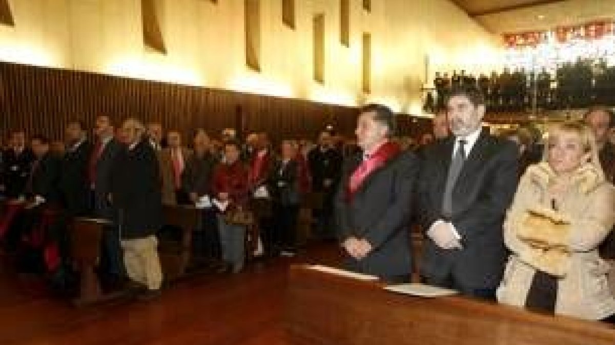 Isabel Carrasco (derecha) y Ángel Penas (penúltimo por la derecha) durante el acto
