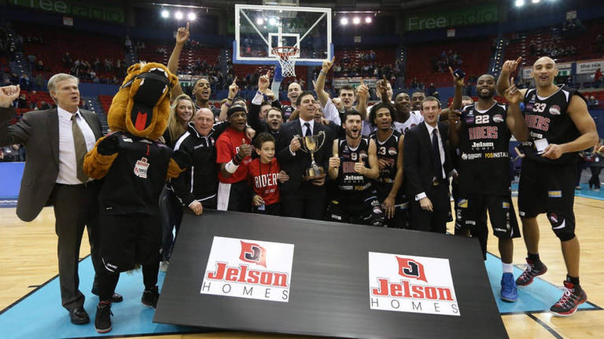 Jorge Calvo (9) celebra el título de la Copa BBL junto al entrenador Robert Patrenostro y sus compañeros de los Riders.