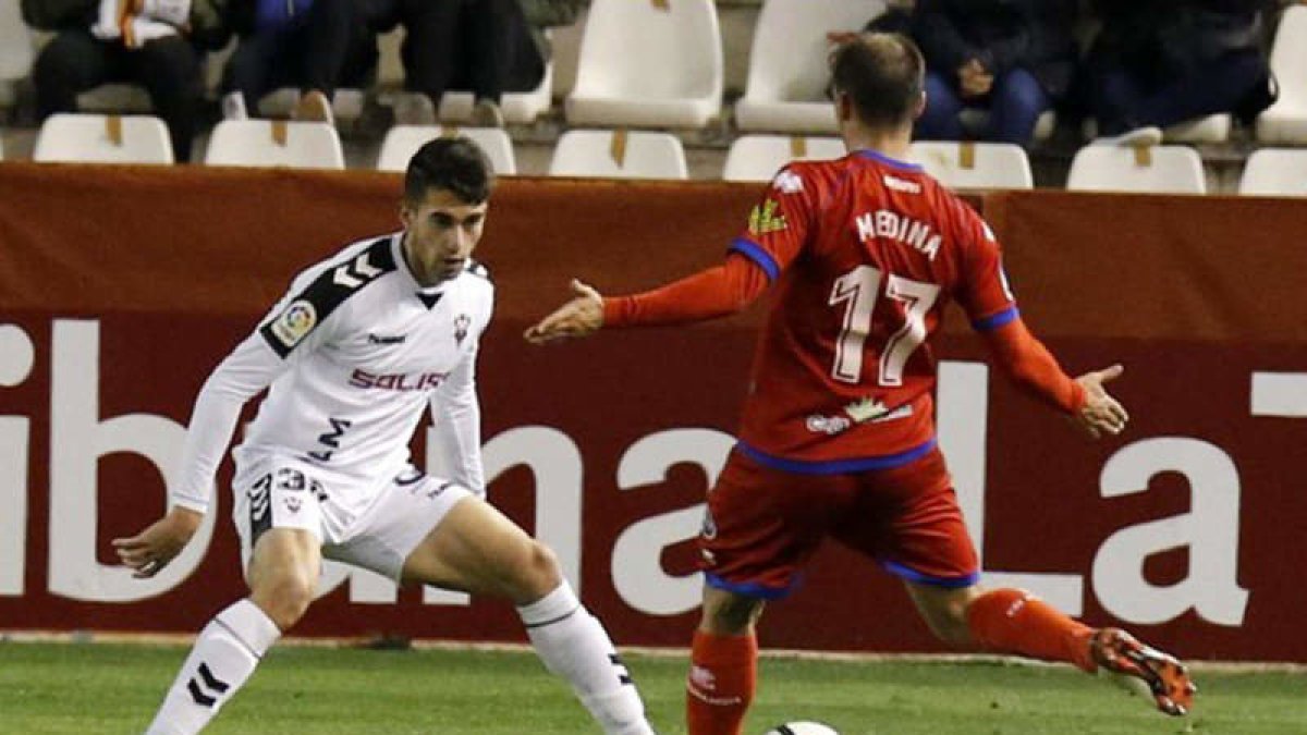 Ángel Moreno, a la izquierda, se convierte en la segunda incorporación en el mercado de invierno.