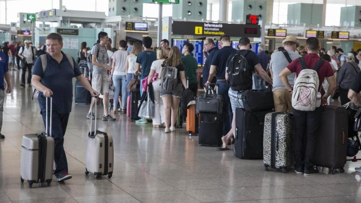 Colas en el aeropuerto de El Prat, en una imagen de archivo.