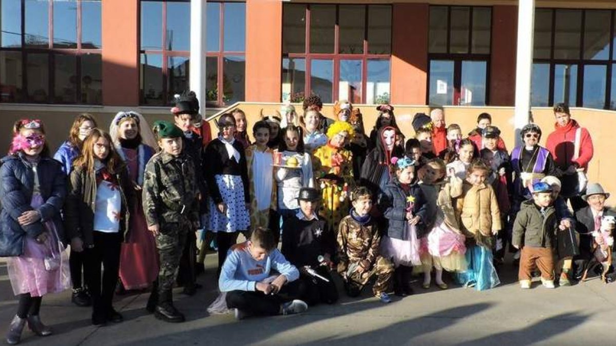 Los niños participantes en el desfile infantil de Santa Marina del Rey. DL