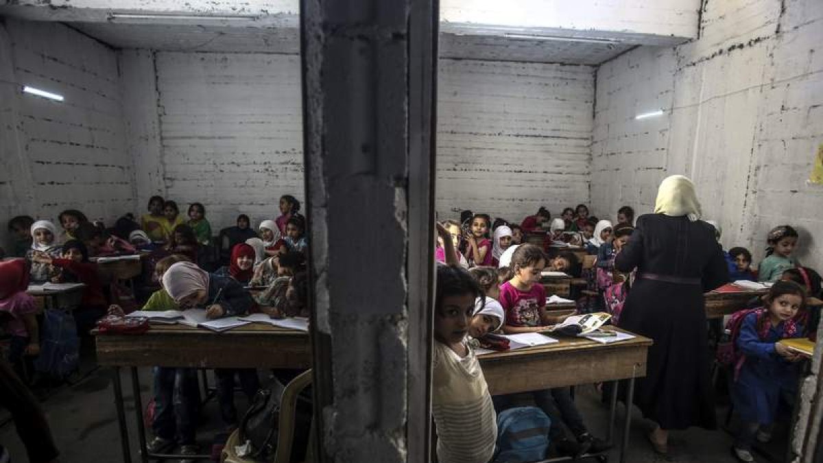Las niñas llenan una de las clases en el centro de Damasco. MOHAMED BADRA
