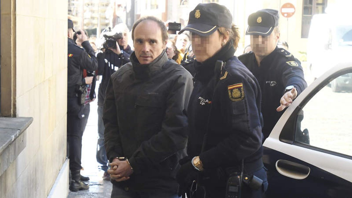 Miguel Ángel Muñoz Blas llega a la Audiencia Provincial para entrevistarse con su abogado. J. CASARES