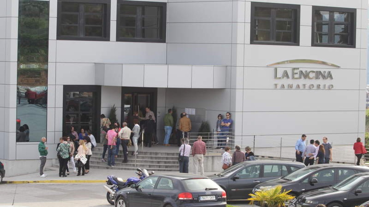 Numerosas personas acudieron ayer a velar a la víctima Juan Padilla, que estaba en el mismo tanatorio que su presunto agresor.