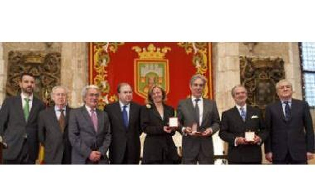 Aparicio, tercero por la izquierda, Herrera, Luca de Tena, Fernández-Galiano, Herranz y Méndez.