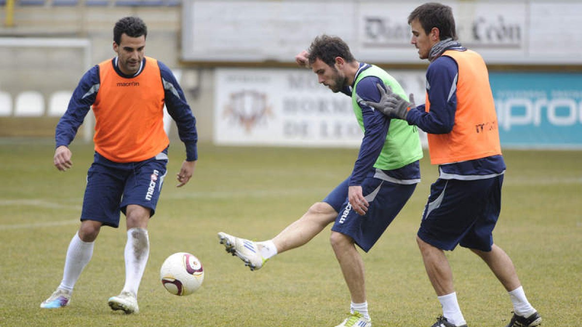 Los jugadores de la Cultural se ejercitan para preparar el derbi de mañana ante el Huracán, ajenos a lo dictaminado por Apelación.