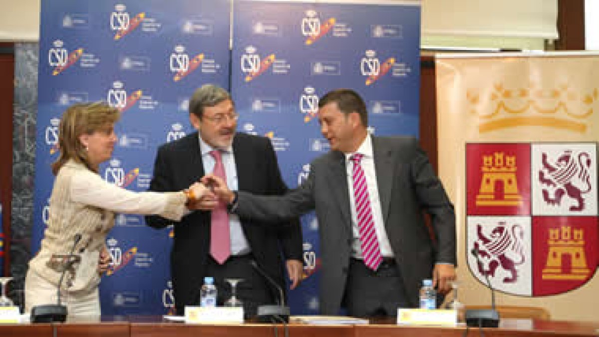 La consejera de Cultura de la Junta estrecha la mano del alcalde ponferradino en un gesto cómplice.