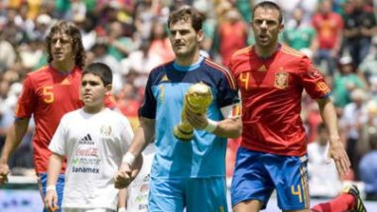 Iker Casillas, capitán de la selección, paseó la Copa del Mundo por el Estadio Azteca.