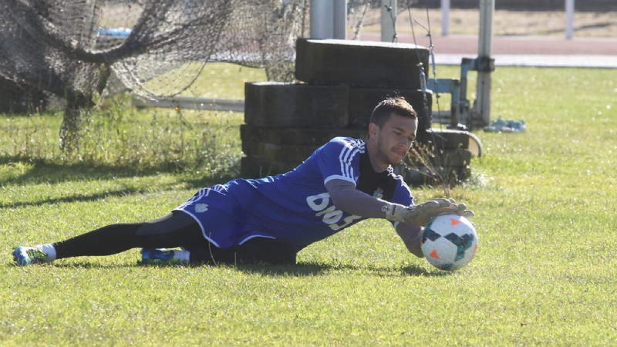 Moldován, en la imagen, o Alberto Domínguez podrían defender el marco berciano mañana.