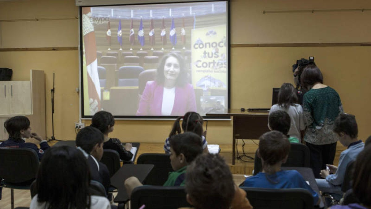 Cirac, dirigiéndose a los alumnos de Las Pedrizas de Soria desde el hemiciclo de las Cortes.