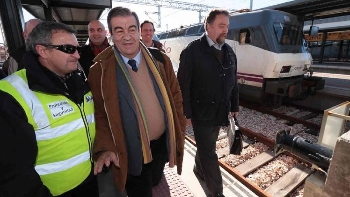 Álvarez Cascos a su llegada a la estación de León con un séquito de 65 personas