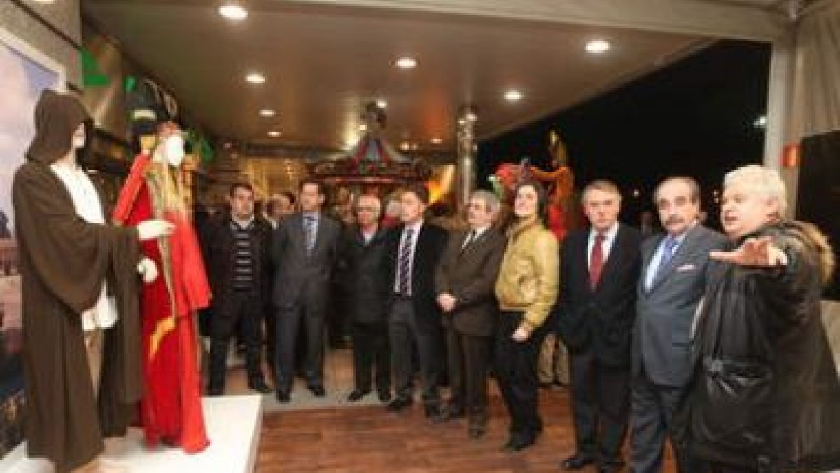 El diseñador del Órbigo, Santiago García, explica a las autoridades su propuesta para los carnavales