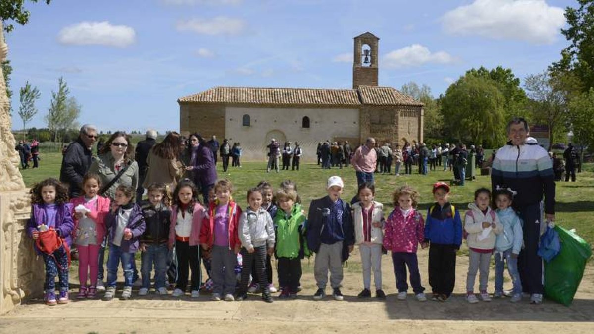 Los escolares volvieron a la ermita para celebrar la fiesta.