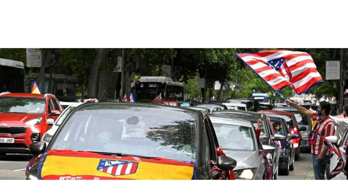 Cientos de vehículos con aficionados del Atlético recorrieron las principales calles de Madrid. V. L.