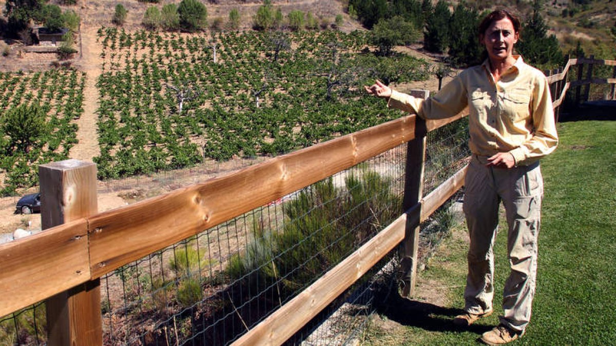 María Zamarreño Villa muestra desde las inmediaciones de la bodega los viñedos que son motivo de orgullo personal.