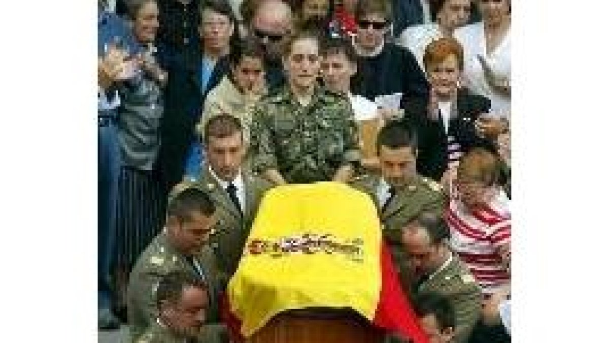 Varios compañeros trasladan el féretro con el cuerpo del sargento asturiano José González Bernardino