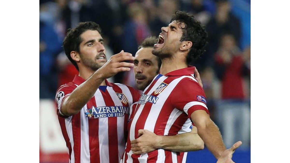 Diego Costa es felicitado por sus compañeros tras marcar el cuarto gol de los rojiblancos.