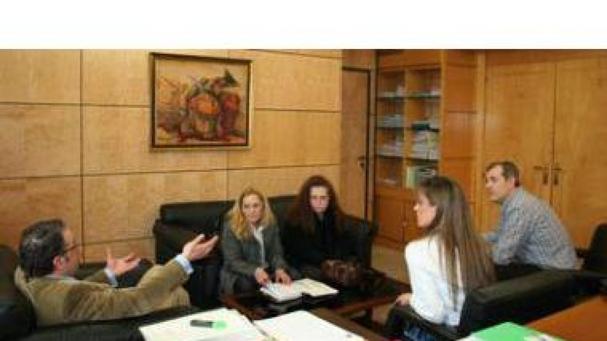 Javier Chamorro, Gema Cabezas y Vicente Canuria, con los representantes vecinales