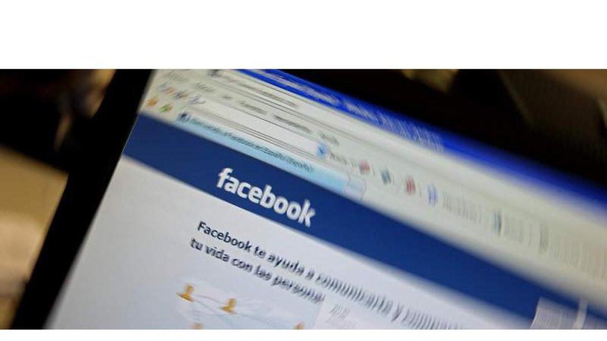 Un usuario se conecta a su Facebook, que en los últimos años ha multiplicado su negocio en las redes sociales.