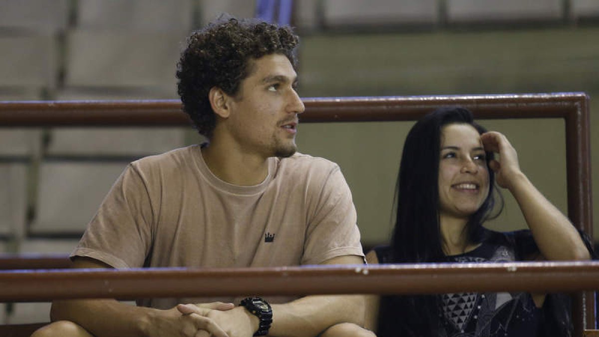 El central brasileño tendrá que ver los partidos en la grada hasta la segunda vuelta. JESÚS