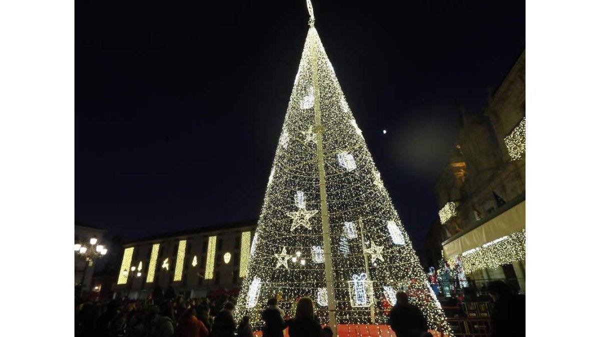 El árbol luminoso que preside la plaza del Ayuntamiento fue encendido el pasado 2 de diciembre.