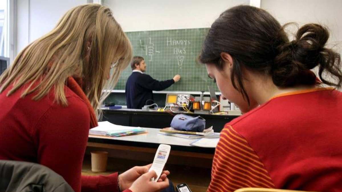 Los adolescentes manifiestan un mayoritario bienestar de salud y viven pegados al móvi. MARCUS FUERER