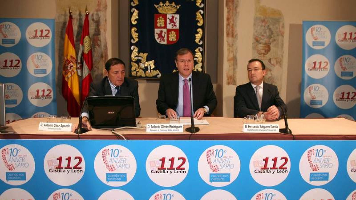 El consejero de Sanidad, Sáez Aguado, el consejero de Fomento, Silván, y el director de Protección Civil, Salguero.