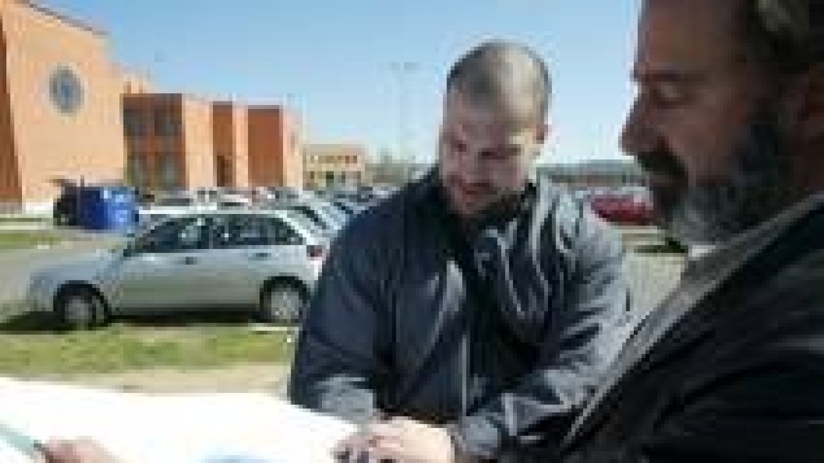 El lanzador leonés Manuel Martínez, durante una visita en marzo a los terrenos que albergarán el CAR