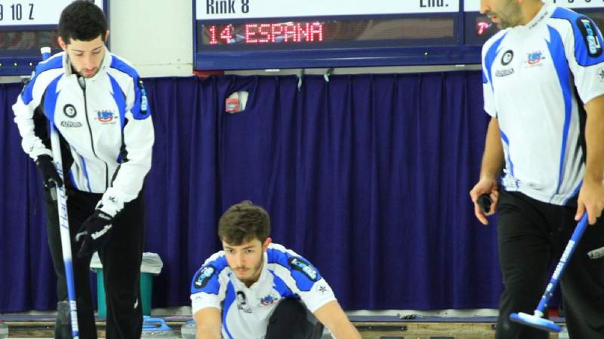 De Paz junto a dos de sus compañeros. El leonés se ha ganado a pulso ser un referente nacional. DL
