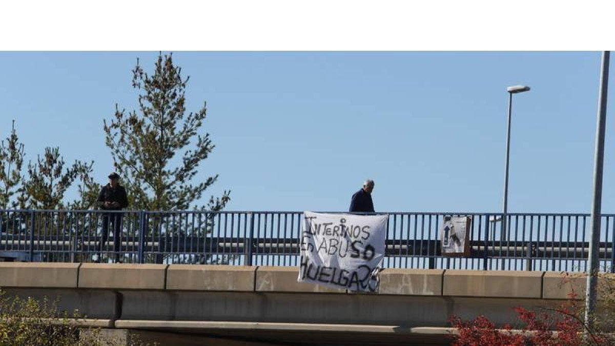 Una de las pancartas colgadas en la capital leonesa, en la Nacional 120, a la altura del Polígono Industrial de Trobajo del Camino. RAMIRO
