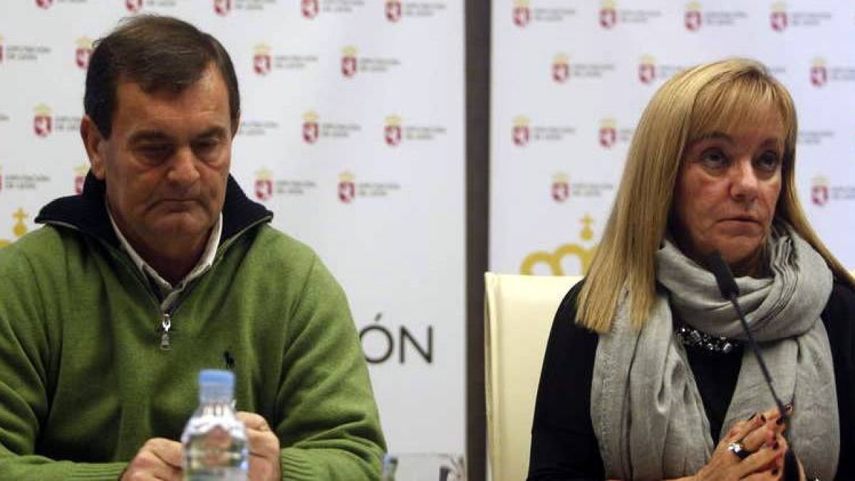 El diputado de Cooperación, José Antonio Velasco, y la presidenta Isabel Carrasco, ayer.