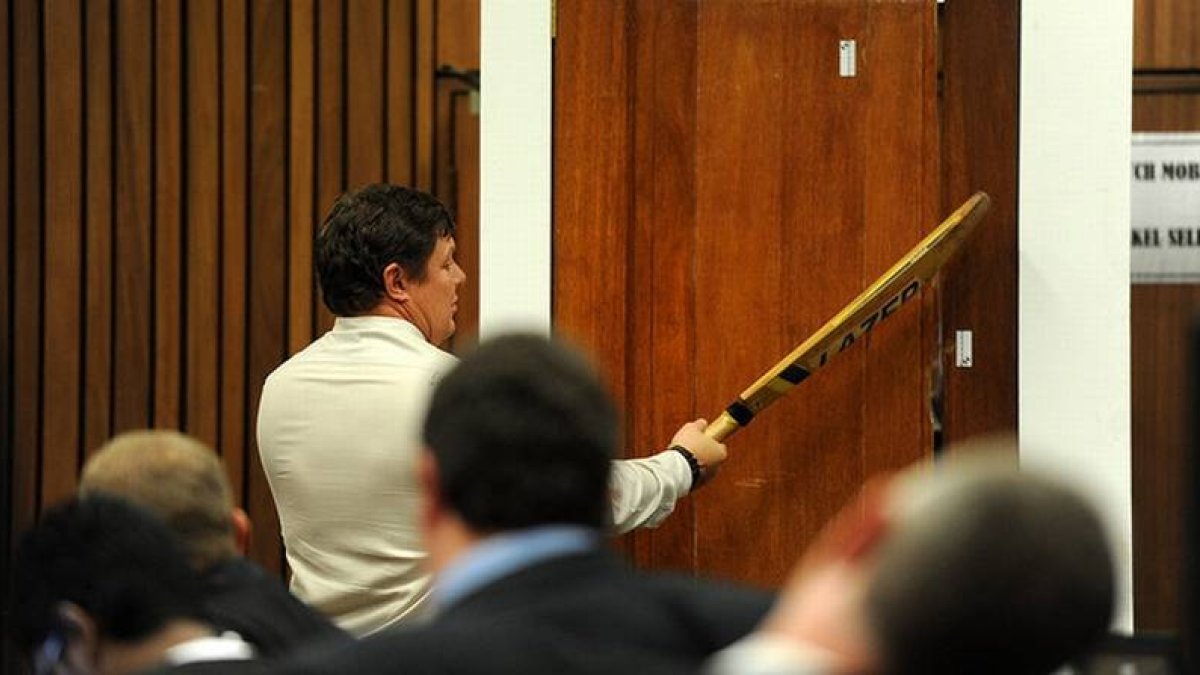 El experto forense Johannes Vermeulen, durante la demostración con la puerta del baño a través de la cual Pistorius disparó a su novia.