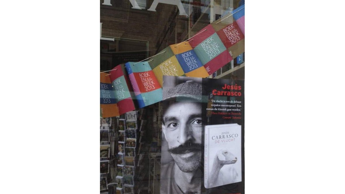 El libro de Carrasco en el escaparate de una librería holandesa.
