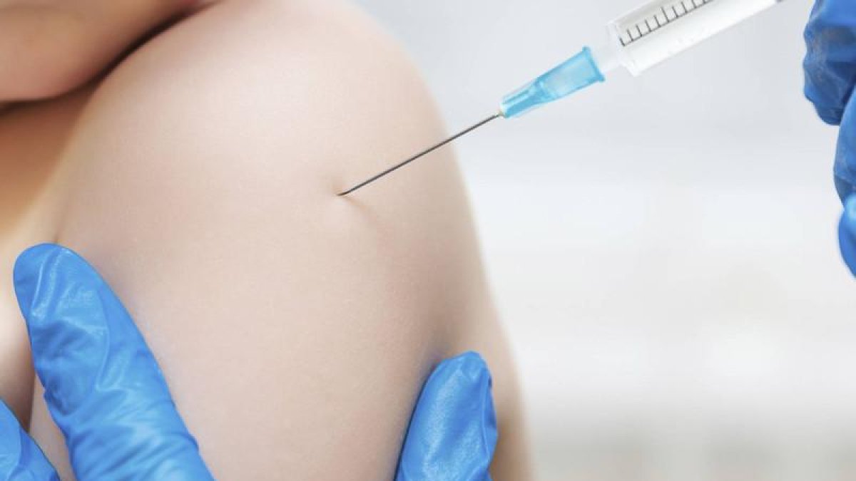 No hay suficientes vacunas en España. EFE