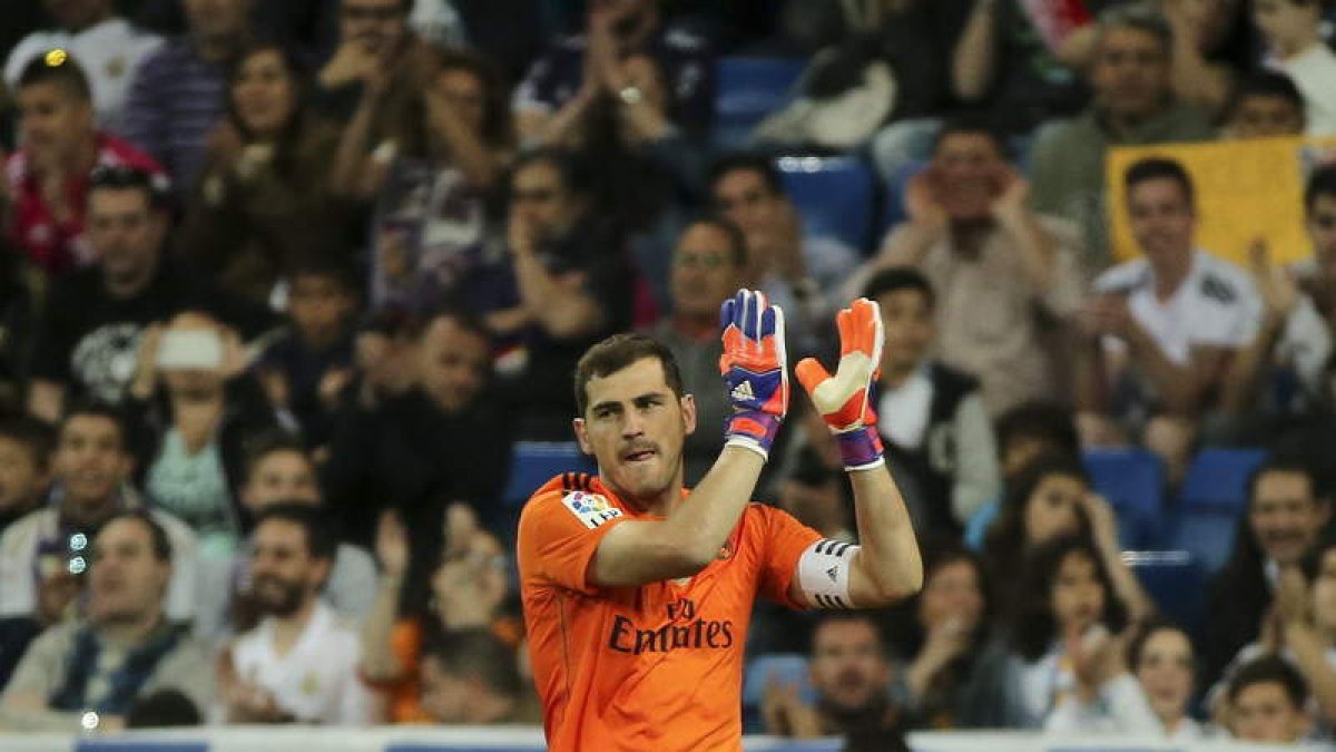 Casillas aplaude a la afición en el último partido de la temporada en el Santiago Bernabéu.